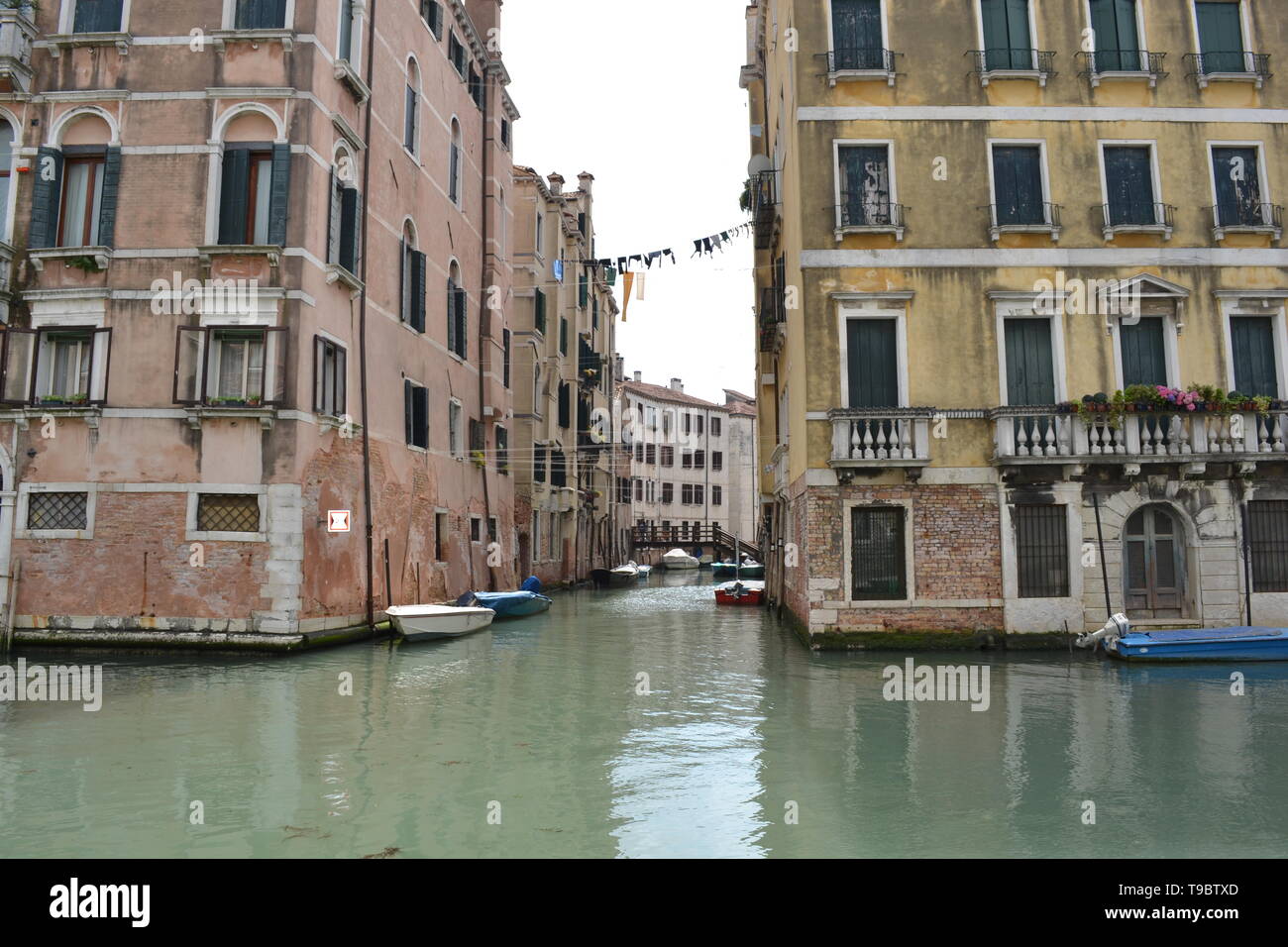 Italie/Venise - 20 Avril 2014 : Très belle vue panoramique sur vieux canal rues de Venise en un jour de printemps ensoleillé. Banque D'Images