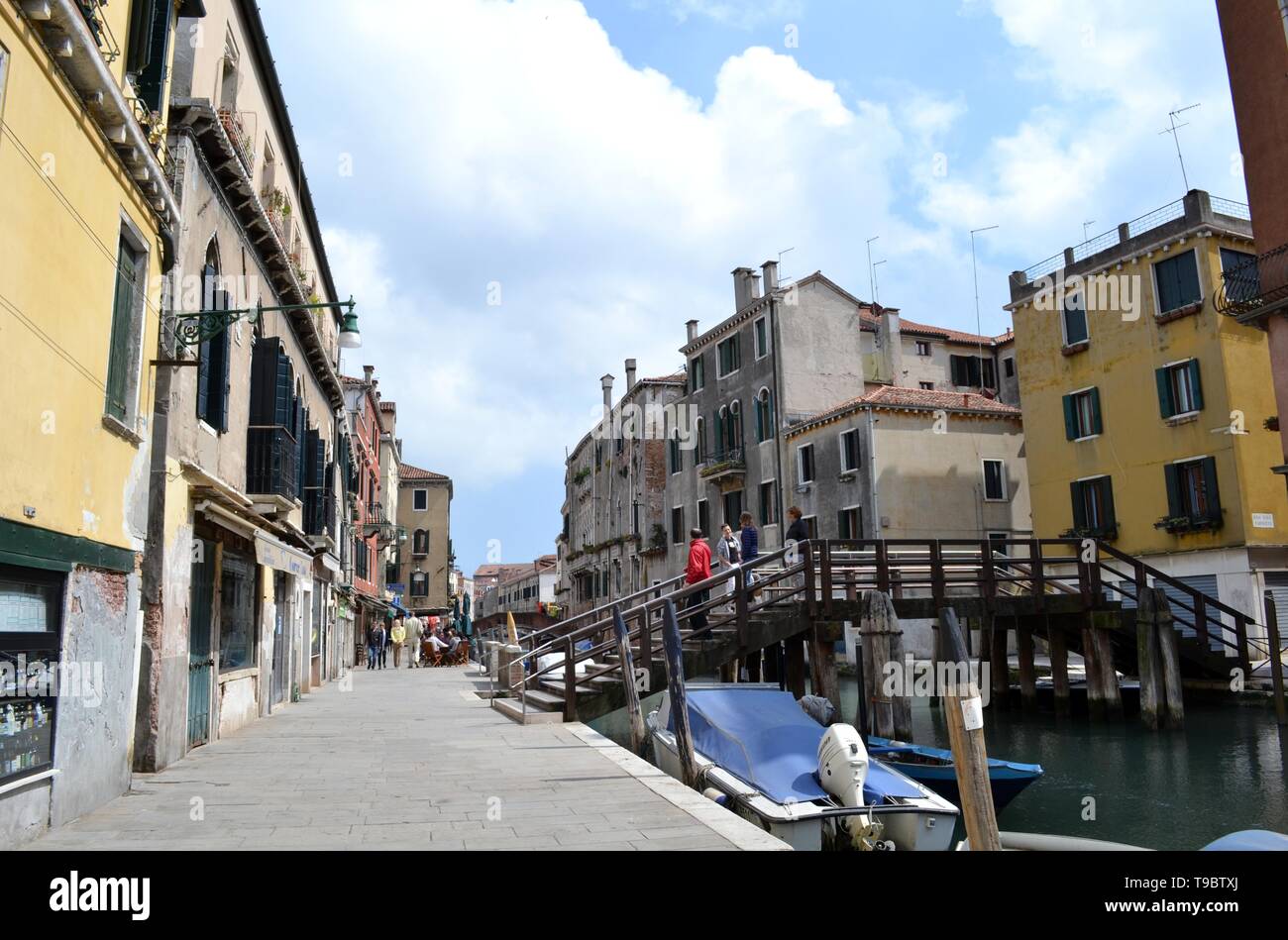 Italie/Venise - 20 Avril 2014 : Très belle vue panoramique sur vieux canal rue de Venise avec pont en bois dans une journée de printemps ensoleillée. Banque D'Images