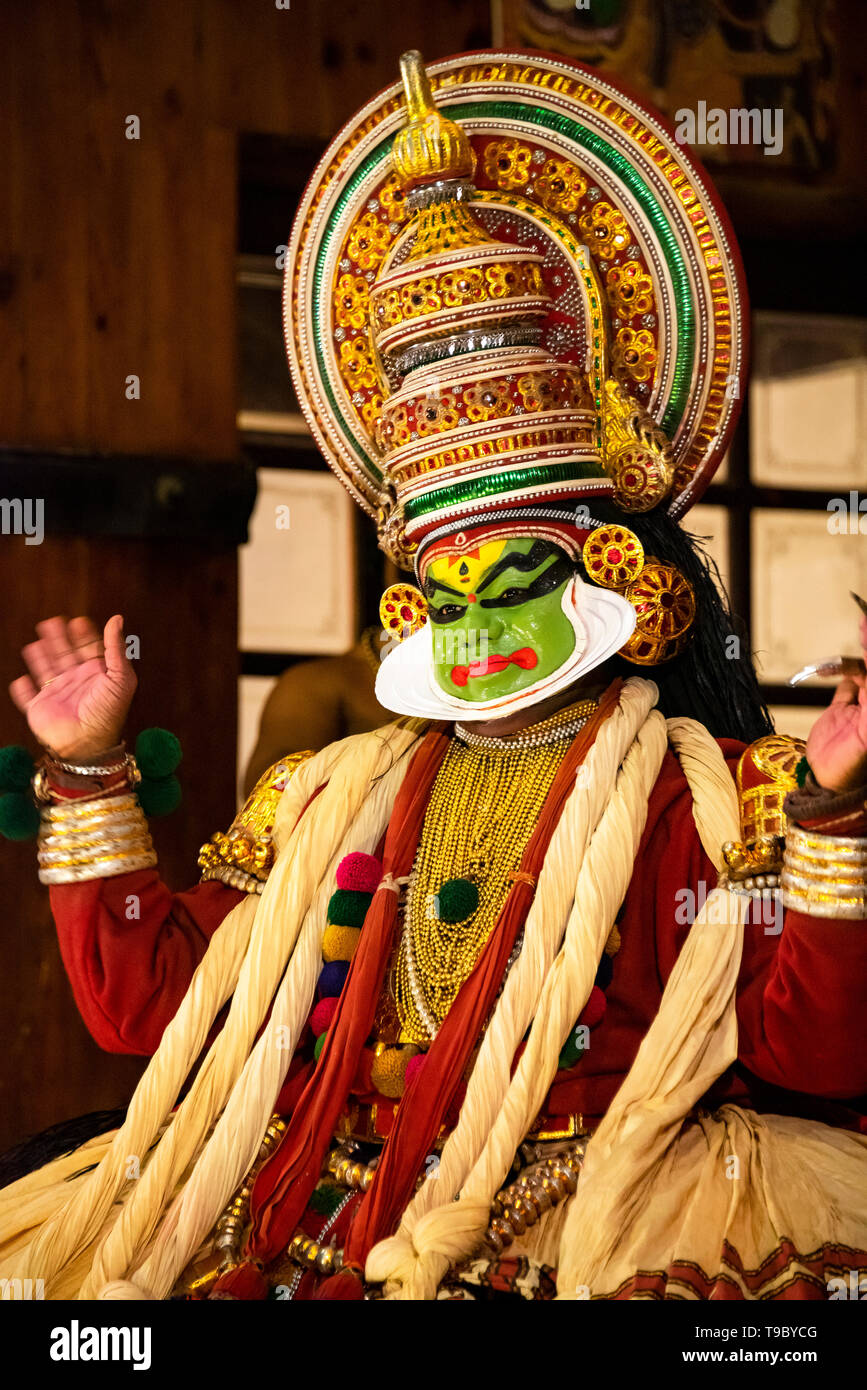 Portrait d'un vertical artiste Kathakali au Kerala, en Inde. Banque D'Images