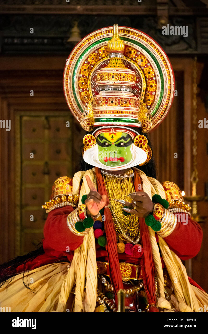 Portrait d'un vertical artiste Kathakali au Kerala, en Inde. Banque D'Images