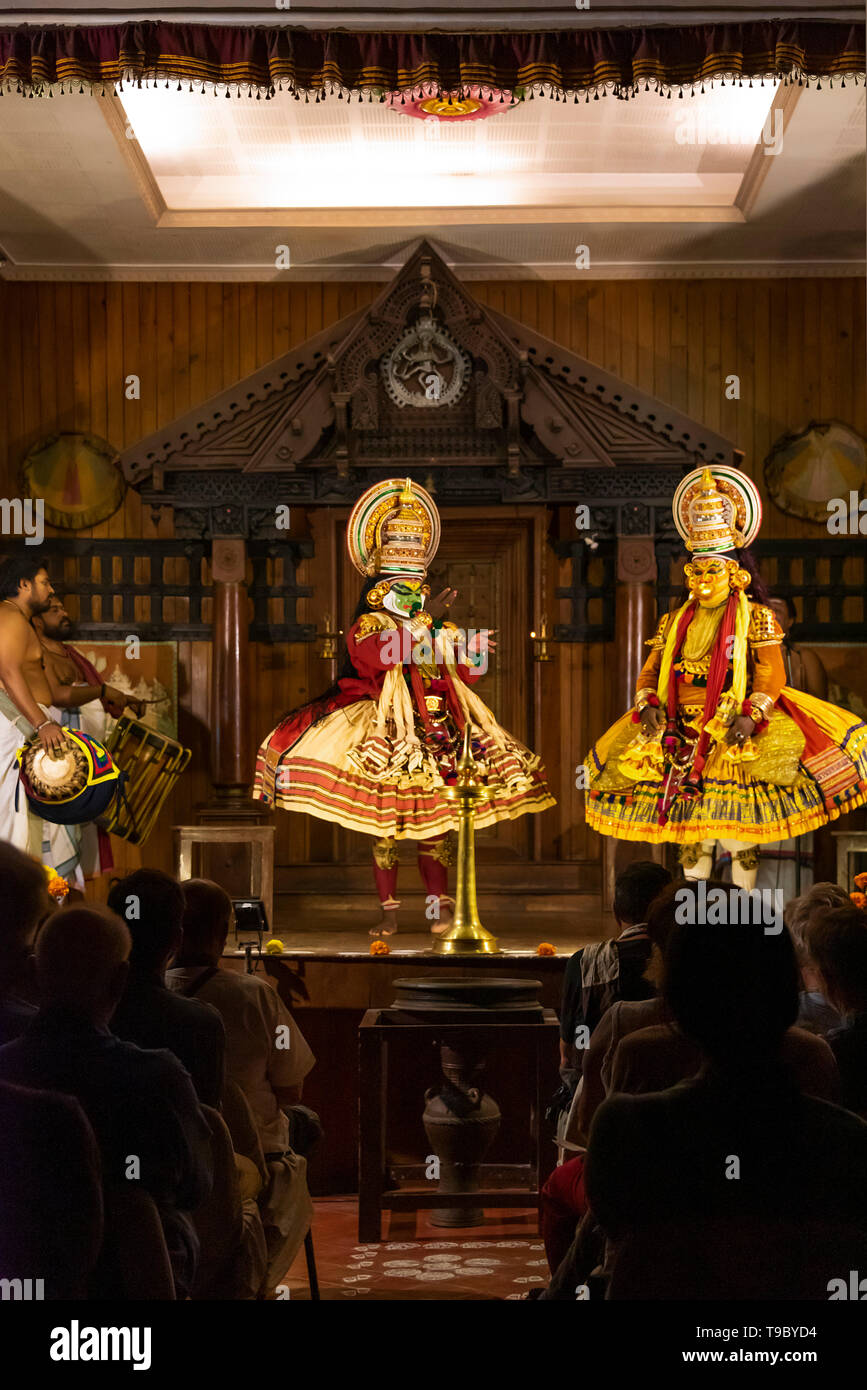 Vue verticale d'une performance de Kathakali au Kerala, en Inde. Banque D'Images