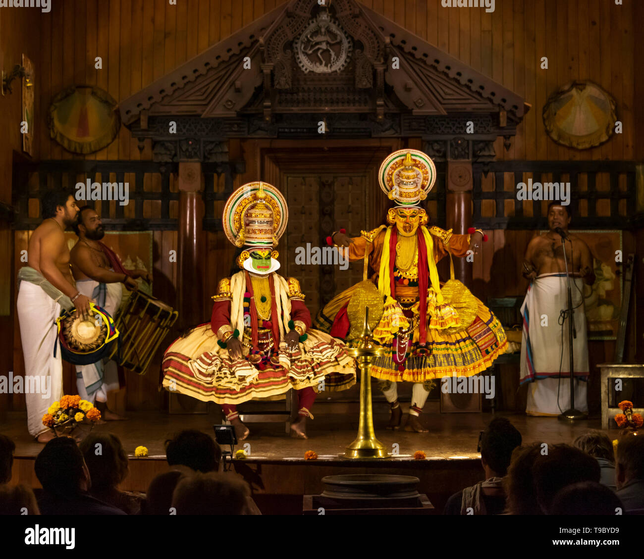 Vue horizontale d'une performance de Kathakali au Kerala, en Inde. Banque D'Images