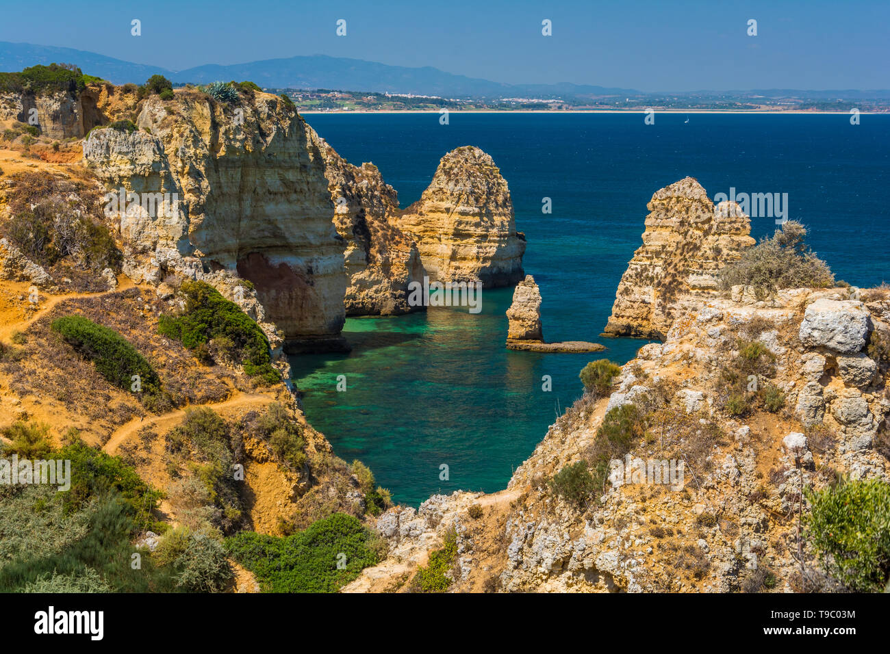 Scenic golden falaises et l'eau d'émeraude à Ponta da Piedade, Lagos, Algarve, Portugal Banque D'Images