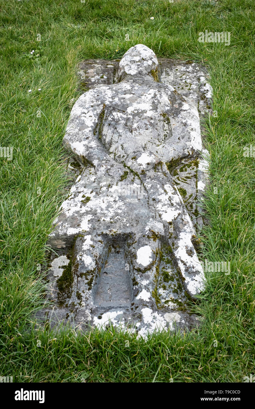 La tombe de chevalier Angus Martin, cimetière de Kilmuir, Kilmuir, côte ouest de la péninsule de Trotternish, île de Skye, Écosse, Highlands. Banque D'Images