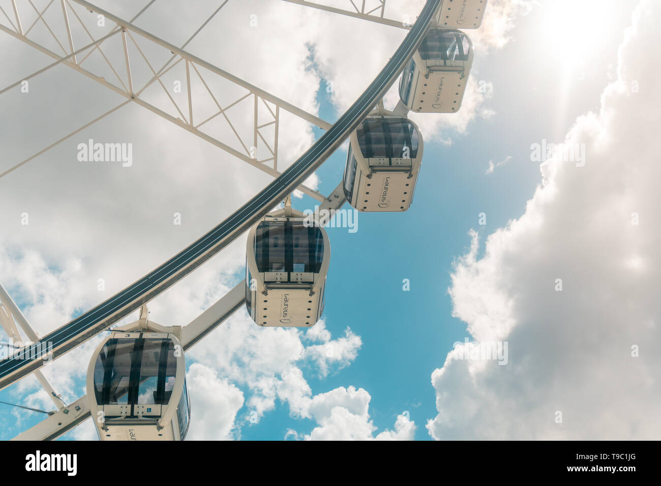 BRISBANE, AUSTRALIE : détail de grande roue contre le ciel bleu et soleil Banque D'Images