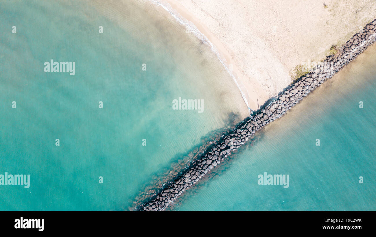 HALEIWA, USA : Drone voir d'Haleiwa Beach, à Hawaii. Ligne rock géométrique et la mer turquoise. Banque D'Images