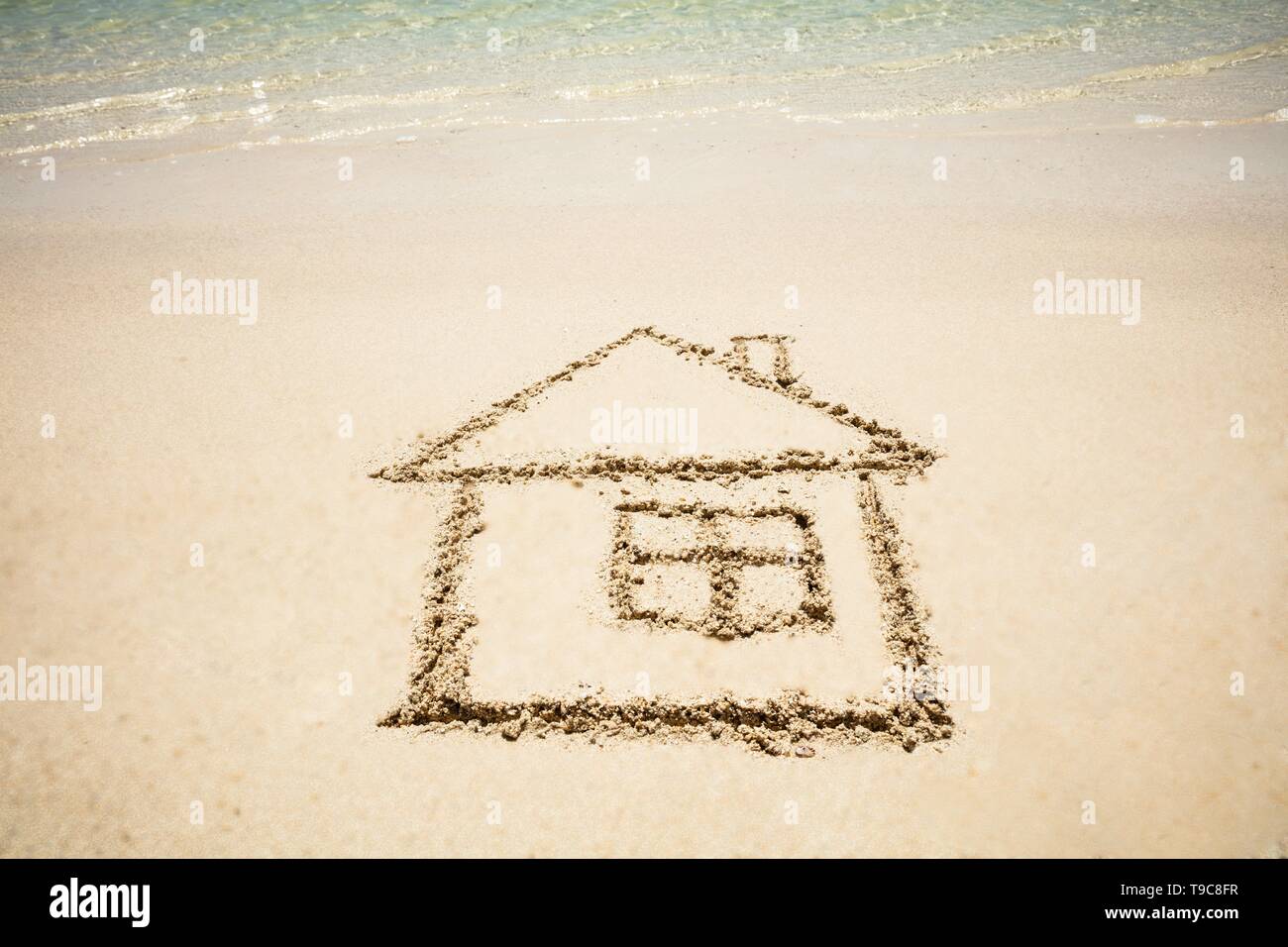 Close-up of Hand Drawn maison près de la mer sur la plage idyllique Banque D'Images
