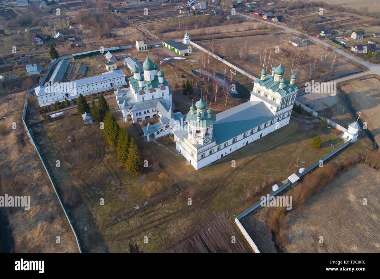 Vue depuis les hauteurs des églises de l'Nikolo-Vyazhishsky monastère sur un après-midi d'avril (Photographie aérienne). Vyazhishchi, région de Novgorod. Banque D'Images