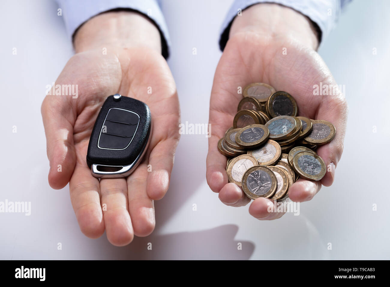 Une vue de l'homme noir de clé de voiture et de pièces d'Or Banque D'Images