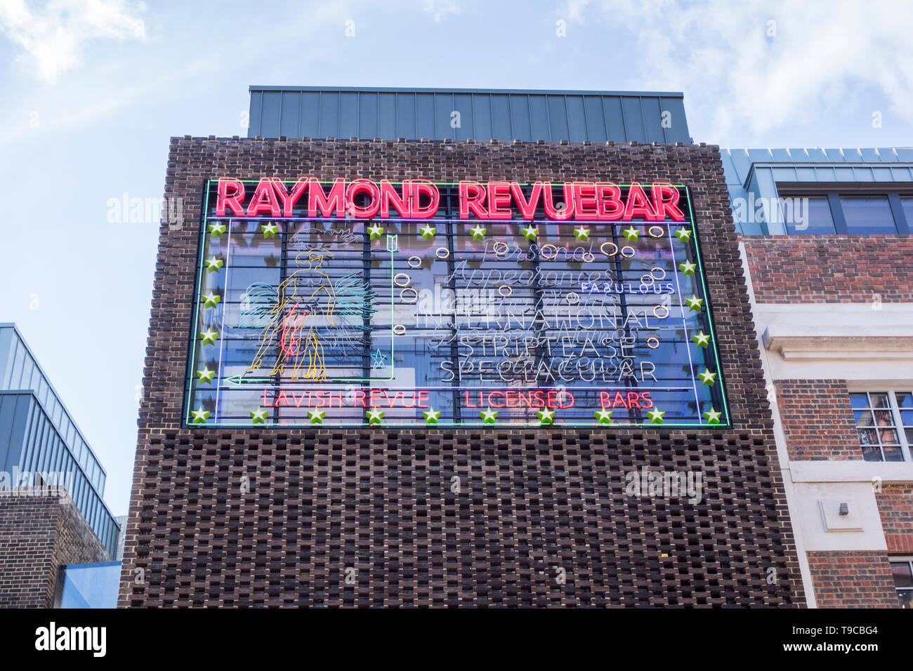 Enseigne lumineuse au néon à l'extérieur de l'ancien bar Raymond Revue sur Brewer Street, Soho, Central London, Angleterre, Royaume-Uni Banque D'Images