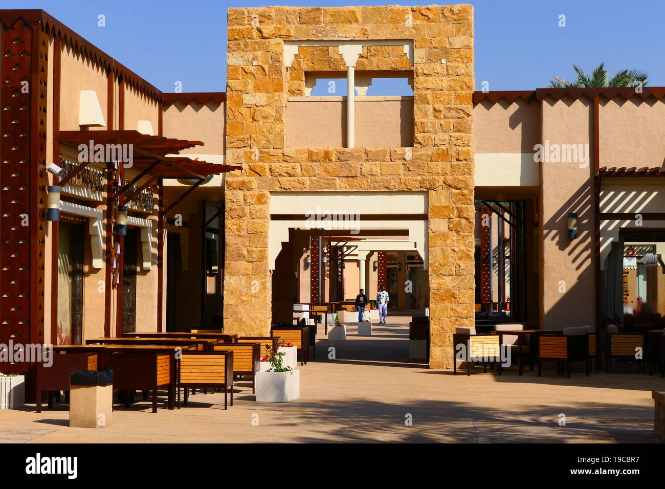 DIRIYAH, l'ARABIE SAOUDITE - le 17 décembre 2018 : Quelques chaises et tables de café dans la partie historique de Diriyah Banque D'Images