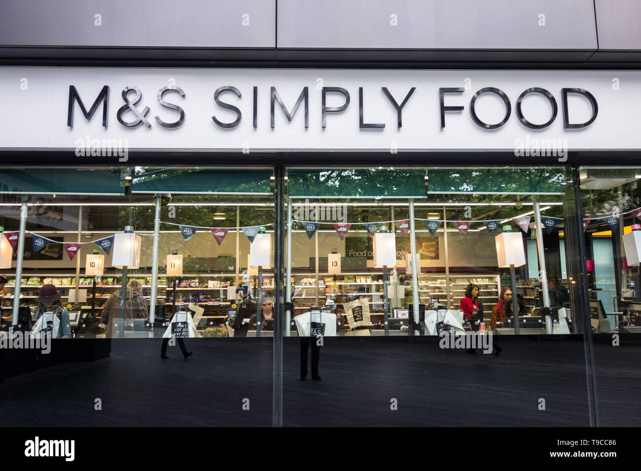 L'extérieur de M&S Simply Food Riverside Plus London, Londres, Royaume-Uni Banque D'Images