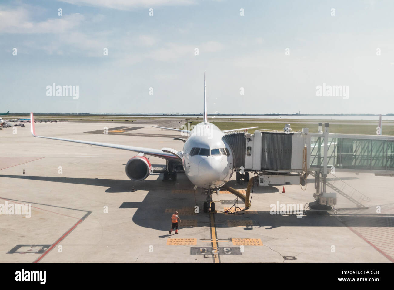 Avion de transport commercial de passagers modernes stationné à l'aérogare Banque D'Images