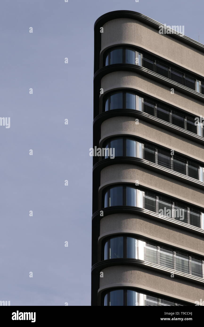 Un bâtiment moderne d'affaires avec un rond bleu ciel clair contexte Banque D'Images