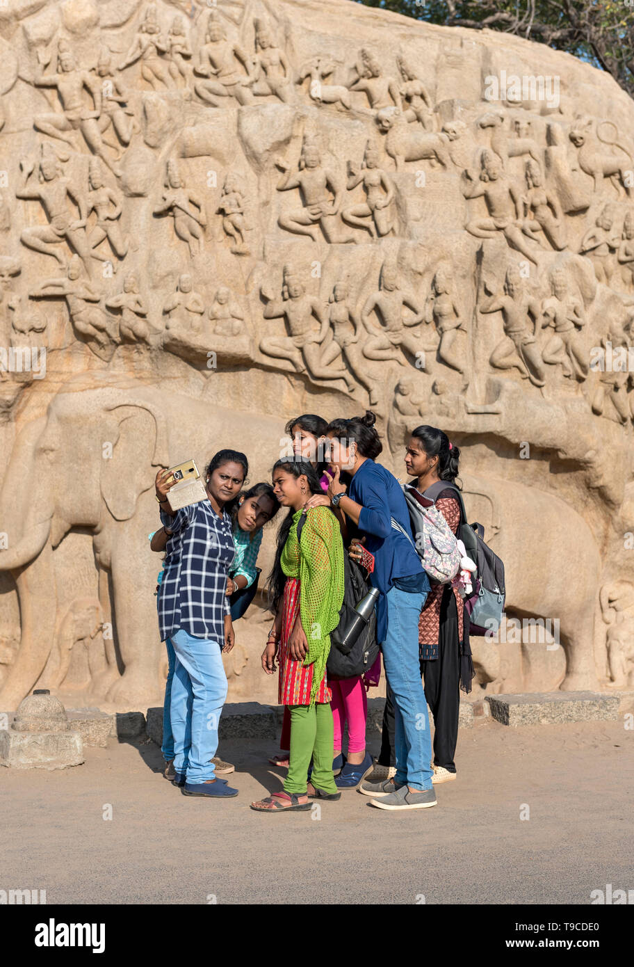 Adolescent indien pour prendre en selfies face de la pénitence d'Arjuna (Descente du Gange), rock (Mamallapuram Mahabalipuram, Inde) Banque D'Images