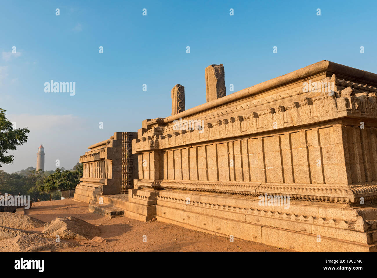 Roya Gopuram avec Phare en arrière-plan, Mahabalipuram (Mamallapuram), Inde Banque D'Images