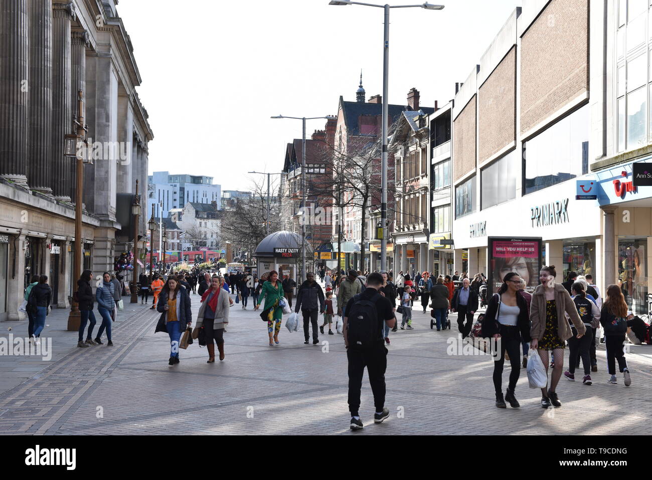 Les gens de shopping dans le centre-ville de Nottingham en Angleterre. Banque D'Images