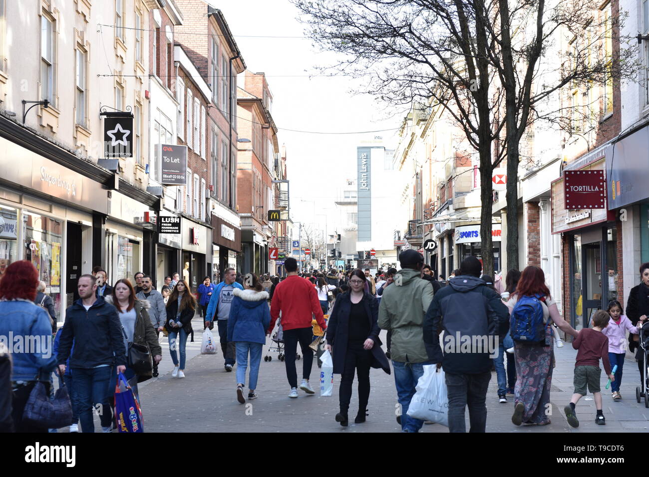 Les gens de shopping dans le centre-ville de Nottingham en Angleterre. Banque D'Images