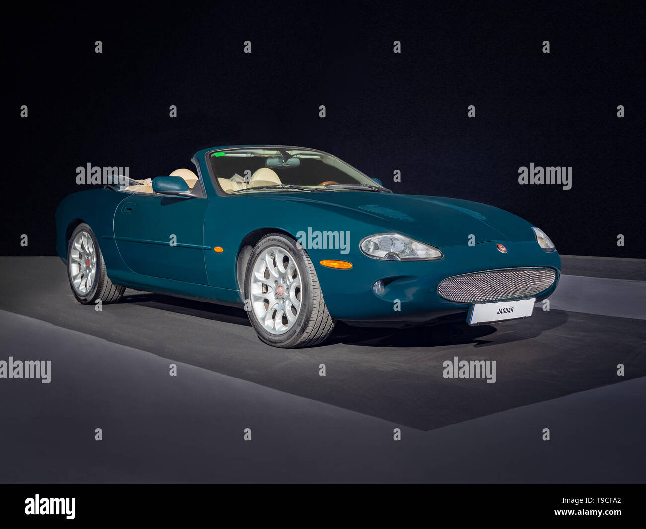 Voiture cabriolet JAGUAR XK 140 de 1956 de couleur vert