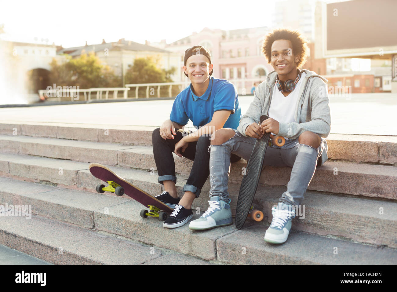 Portrait de professionnels de l'adolescence avec des planches à roulettes dans les escaliers Banque D'Images