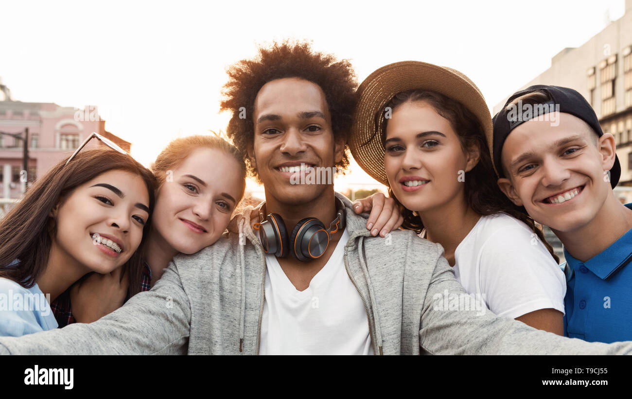 Amis adolescents multiethnique en tenant ensemble Selfies Outdoor Banque D'Images