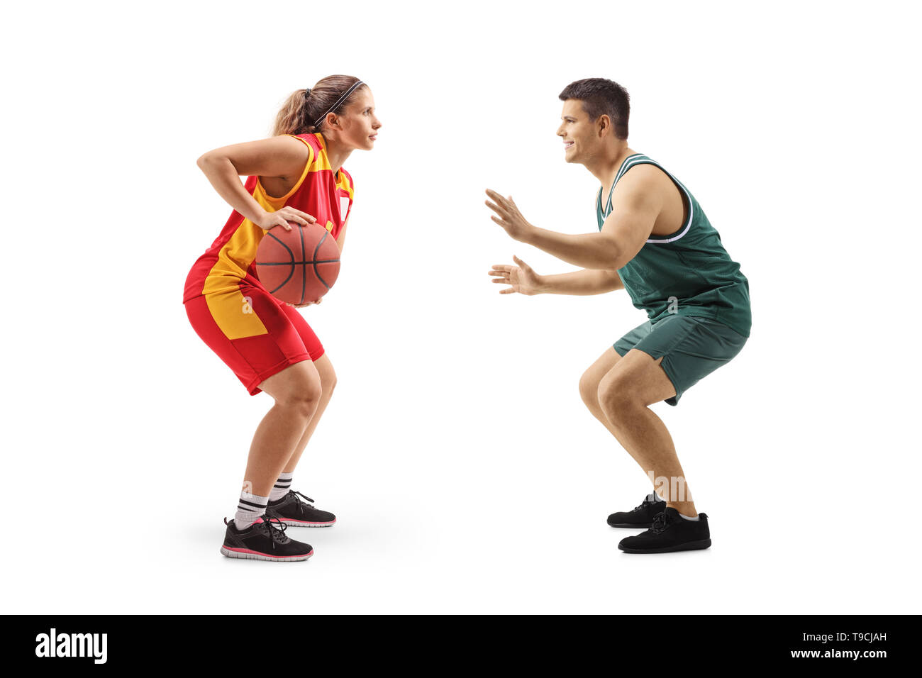 Profil de toute la longueur d'un joueur de basket-ball féminin à jouer avec un joueur de basket-ball masculin isolé sur fond blanc Banque D'Images