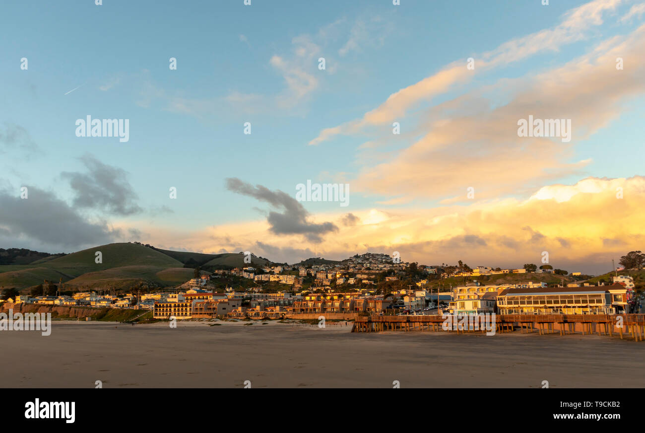 Coucher du soleil à Pismo Beach sur une après-midi d'hiver, en Californie, USA. Banque D'Images