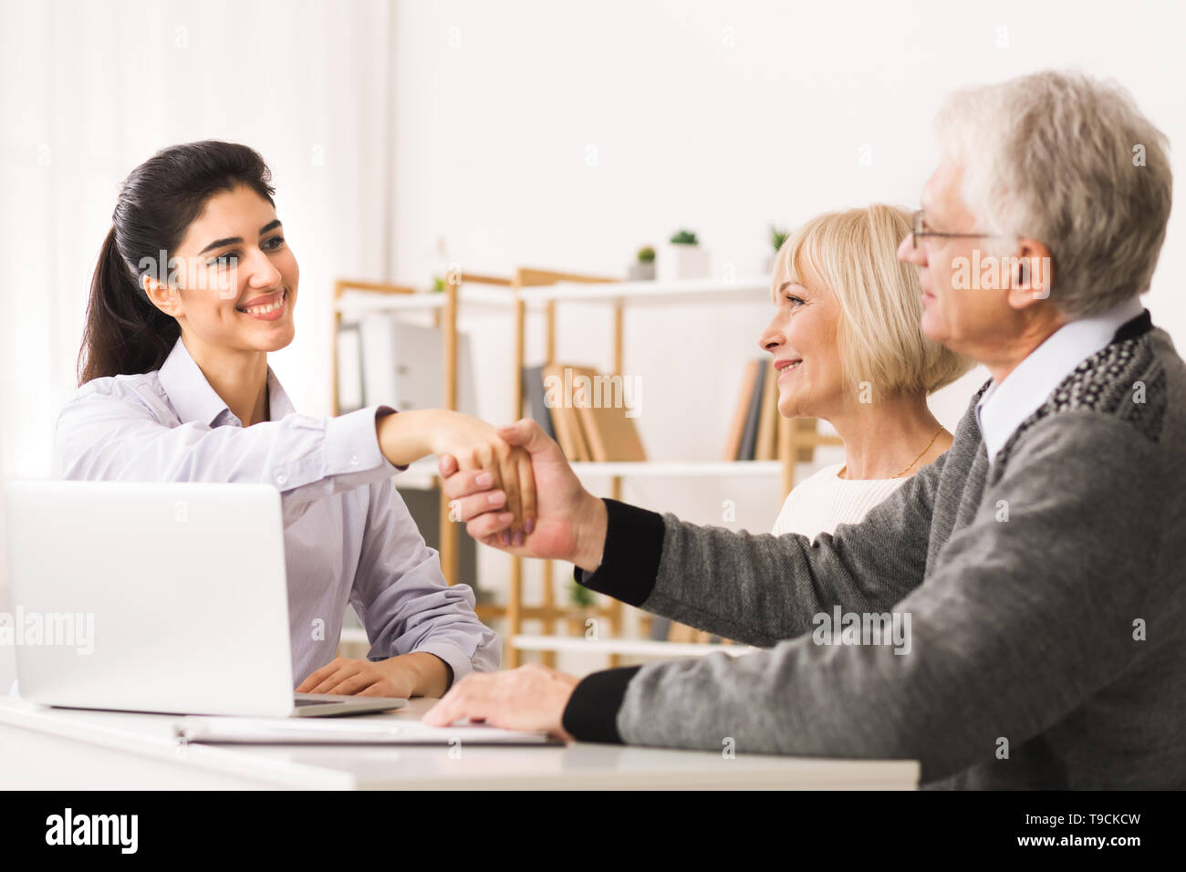 Contrat d'étanchéité mature woman with Financial Advisor Banque D'Images