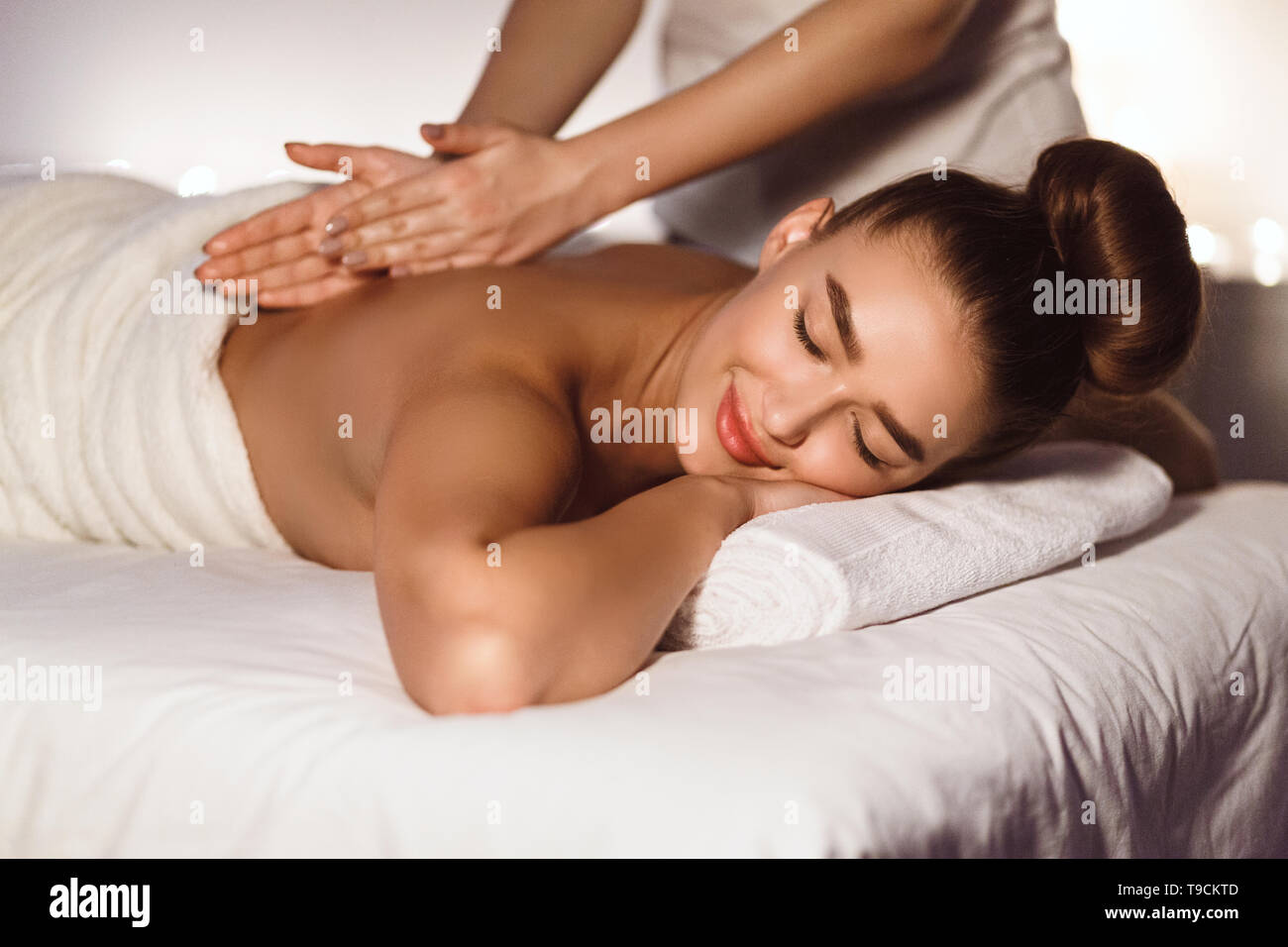 Les soins du corps. Woman Back Massage In Spa Banque D'Images