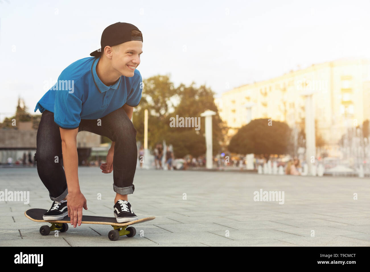 Ados Cool Équitation patineur sur planche en zone urbaine Banque D'Images