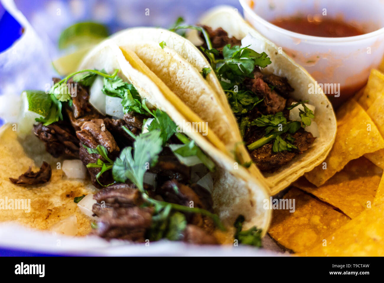 Deux Carne asada tacos avec cilatro et l'oignon sur tortilla de maïs. Banque D'Images