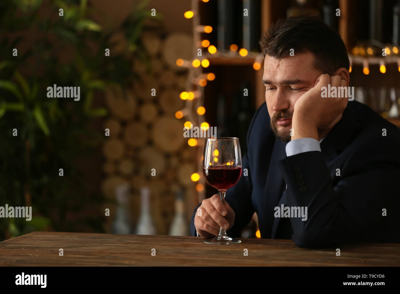 Man drinking wine in bar Banque D'Images