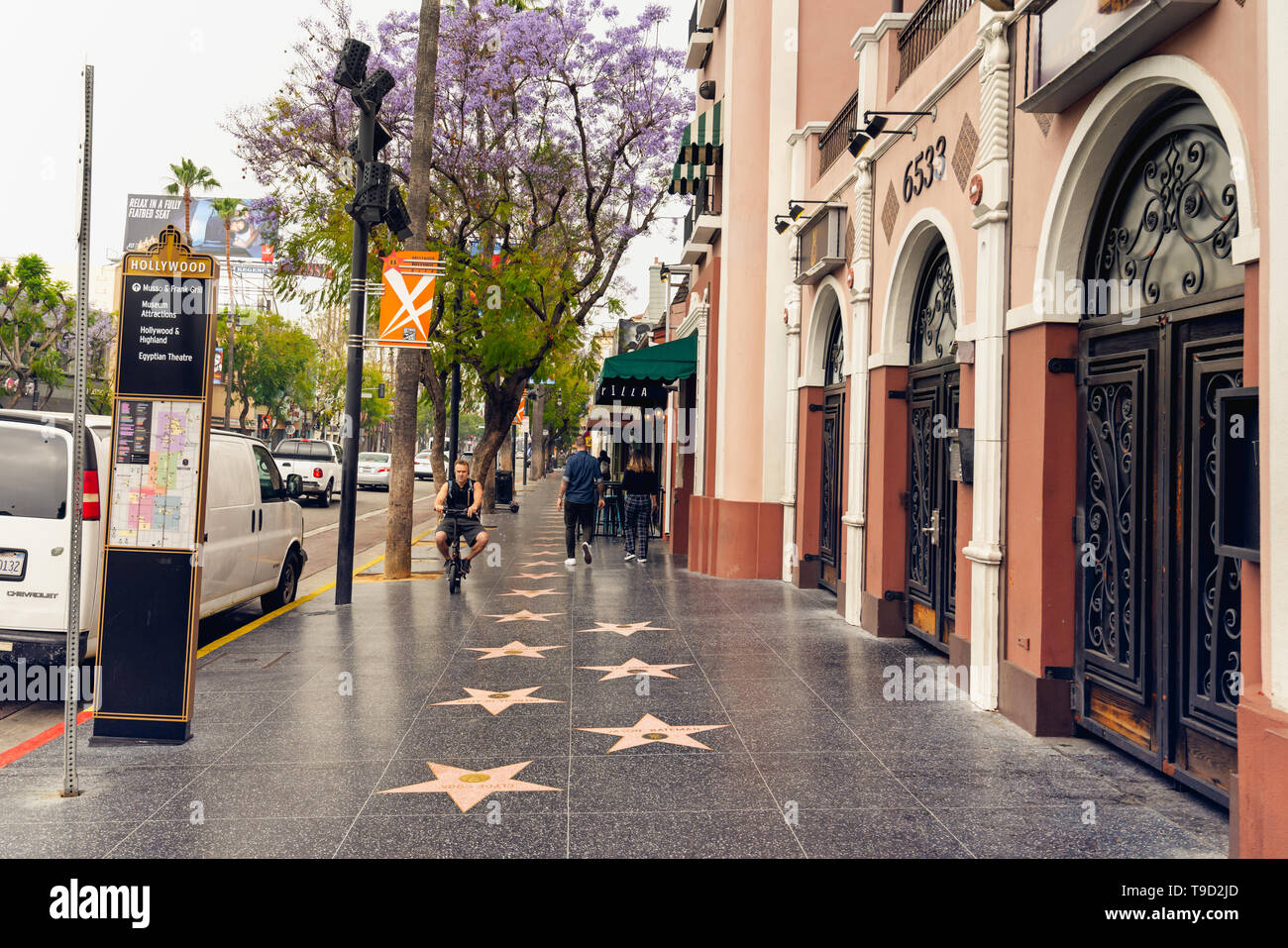 Hollywood Walk of Fame au matin. Coin de Hollywood Wax Museum et touristes marcher sur les étoiles. Los Angeles, Hollywood, Californie, le 14 mai, 2019 Banque D'Images