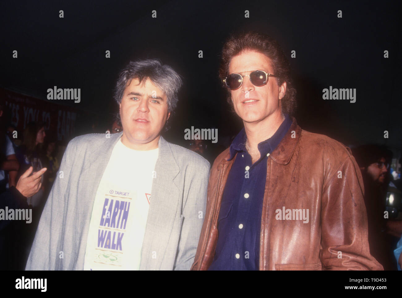 Universal City, Californie, USA 17 avril 1994 Personnalité de la télévision/comic Jay Leno et l'acteur Ted Danson assister au Comité de bienfaisance permanent 1994 les industries du divertissement' Celebrity Walk-A-Thon pour le jour de la terre au profit des organismes de bienfaisance de l'Environnement le 17 avril 1994 à Universal Studios à Universal City, Californie, USA. Photo de Barry King/Alamy Stock Photo Banque D'Images