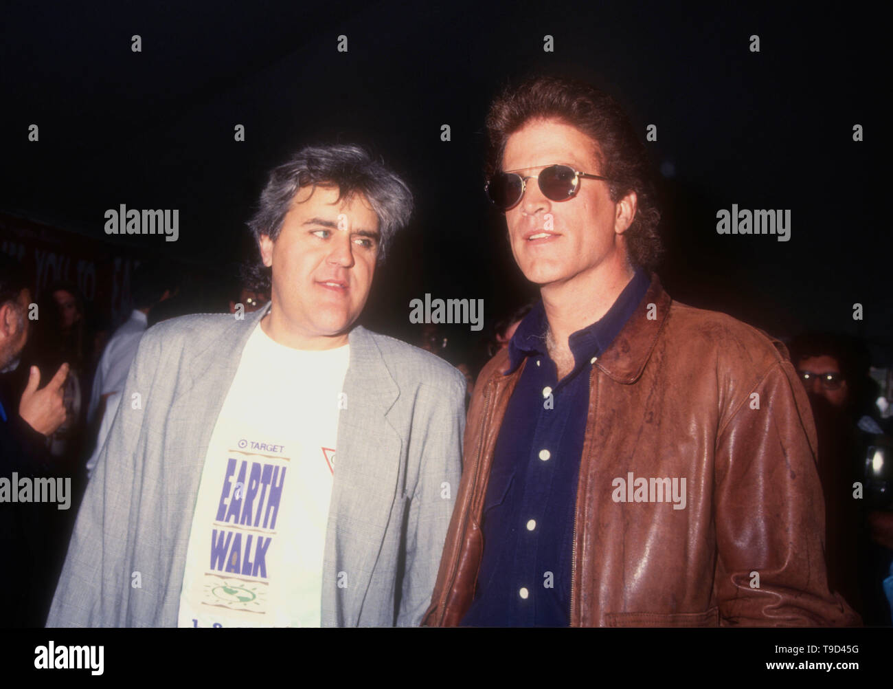 Universal City, Californie, USA 17 avril 1994 Personnalité de la télévision/comic Jay Leno et l'acteur Ted Danson assister au Comité de bienfaisance permanent 1994 les industries du divertissement' Celebrity Walk-A-Thon pour le jour de la terre au profit des organismes de bienfaisance de l'Environnement le 17 avril 1994 à Universal Studios à Universal City, Californie, USA. Photo de Barry King/Alamy Stock Photo Banque D'Images