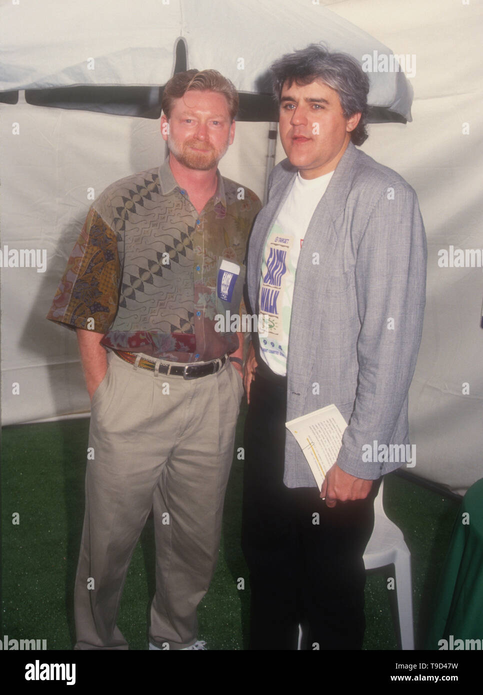 Universal City, Californie, USA 17 avril 1994 Producteur Warren Littlefield et personnalité de la télévision/comic Jay Leno assister au Comité de bienfaisance permanent 1994 les industries du divertissement' Celebrity Walk-A-Thon pour le jour de la terre au profit des organismes de bienfaisance de l'Environnement le 17 avril 1994 à Universal Studios à Universal City, Californie, USA. Photo de Barry King/Alamy Stock Photo Banque D'Images