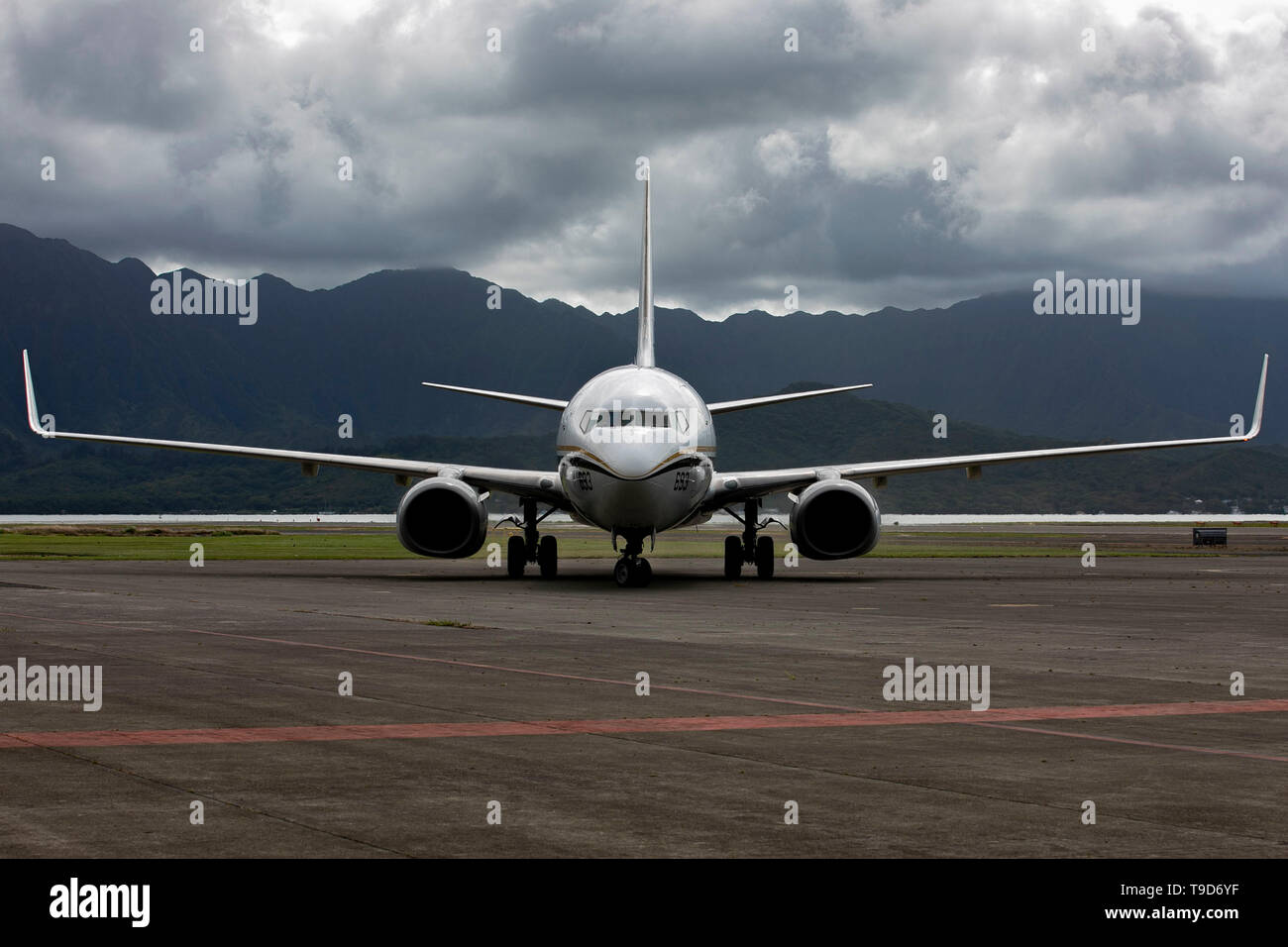 Un C-40 de l'US Navy 37 avions à réaction Les taxis sur la piste après son arrivée sur Marine Corps Air Station La Baie de Kaneohe, Marine Corps Base New York, 16 mai 2019. Premier de deux, l'avion est le plus récent ajout à VR-51 de la flotte des avions de transport. Le Clipper augmente les capacités de la mission de la station d'air avec de plus grandes capacités de chargement et plus de place pour transporter les membres de service aux États-Unis, jusqu'à 120 passagers. (U.S. Marine Corps photo de la FPC. Samantha Sanchez) Banque D'Images