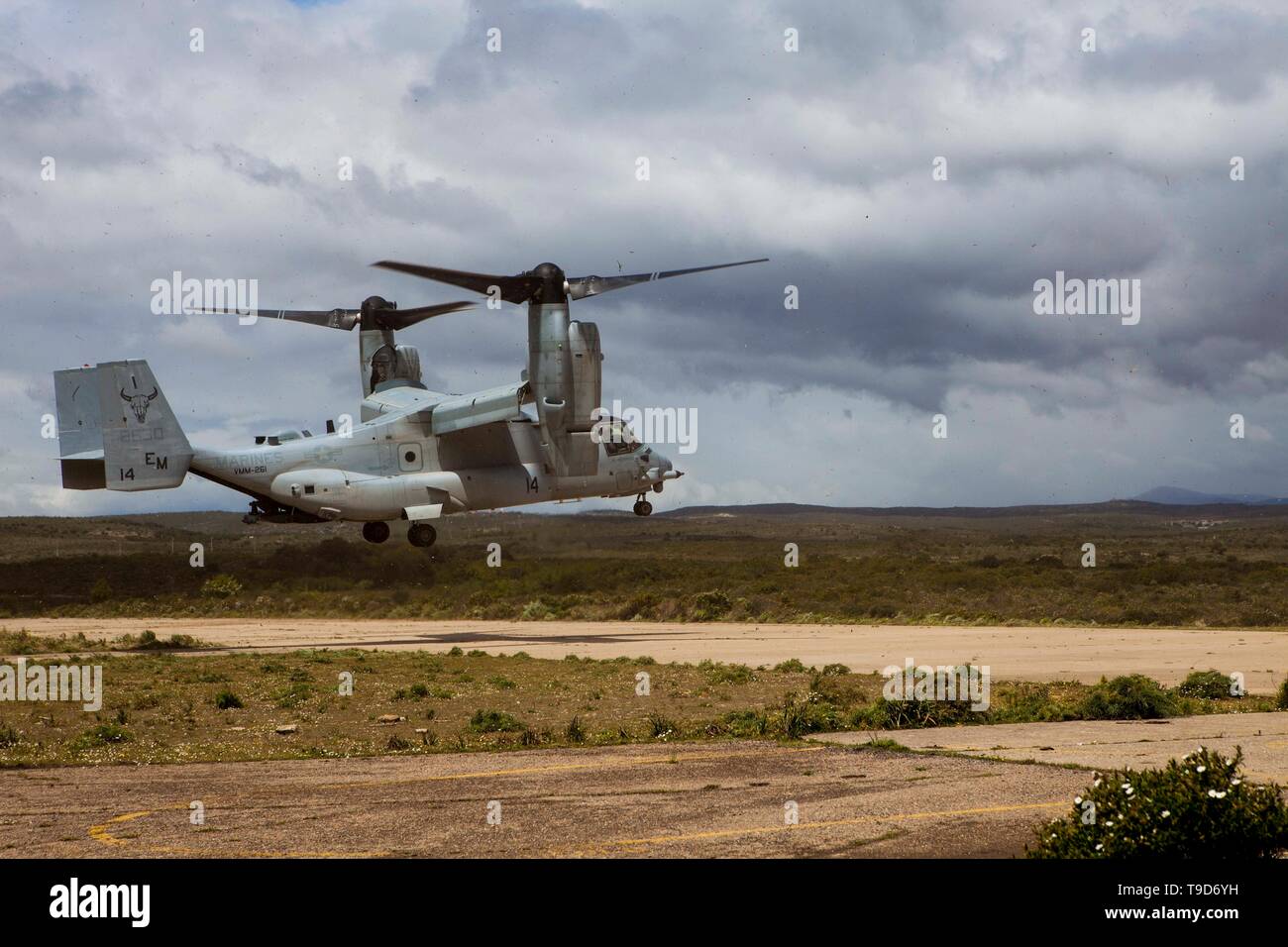 Un Corps des Marines MV-22B Osprey avec des air-sol marin-Response-Africa Force-Crisis Tâche 19.2, Forces maritimes en Europe et en Afrique, des terres lors d'une récupération d'aéronefs tactiques et répétition du personnel près de Perdasdefogu, Sardaigne, Italie, le 13 mai 2019. La répétition a été exécuté le premier jour de l'exercice Joint Stars 2019, un exercice bilatéral entre l'SPMAGTF-CR-AF 19.2 et les Forces armées italiennes. L'objectif de l'exercice est de mettre l'US Marines et les forces italiennes au moyen de scénarios complexes afin d'augmenter les capacités combinées et bilatérales de l'interopérabilité. SPMAGTF-CR- Banque D'Images