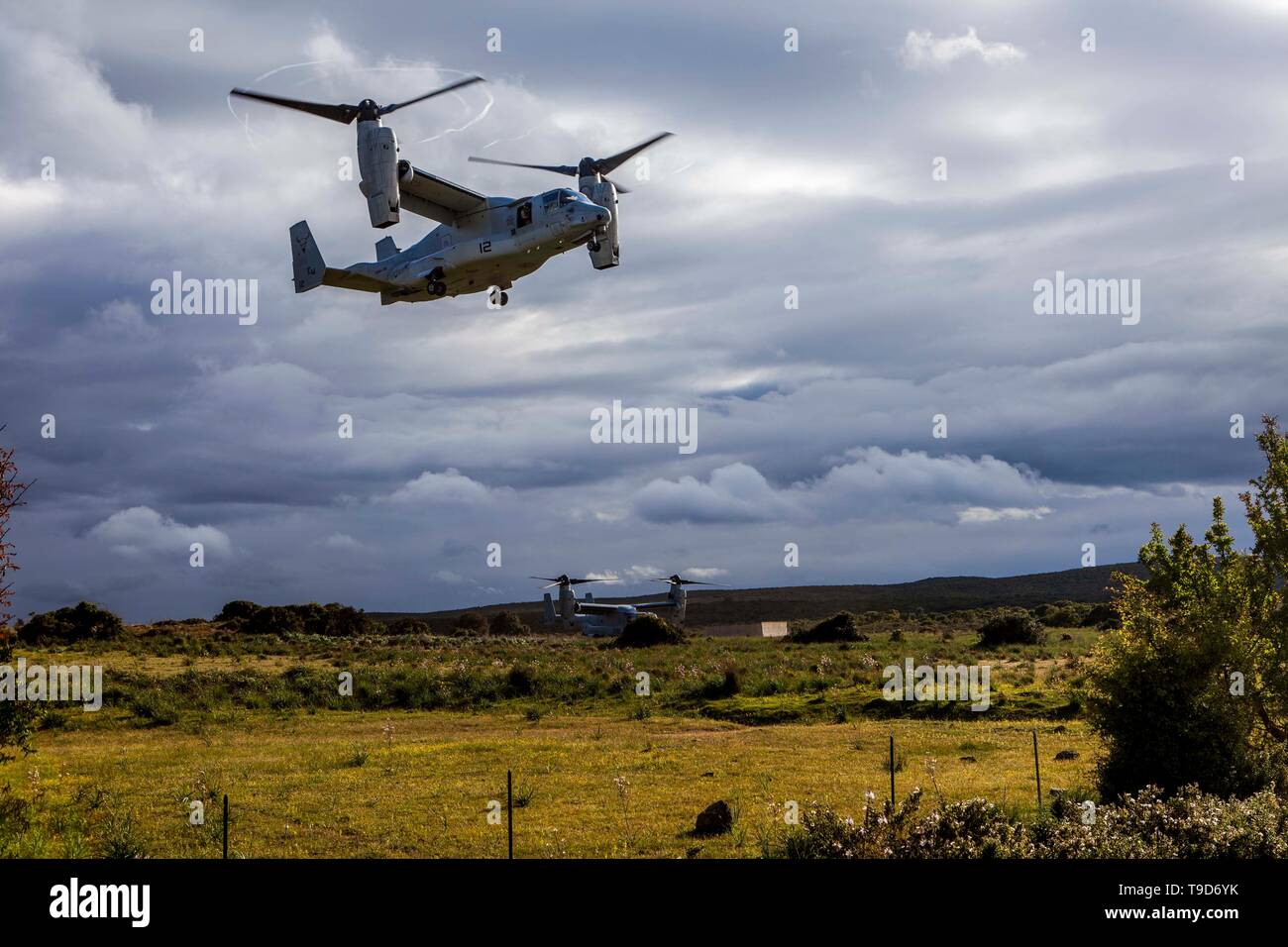 Un Corps des Marines MV-22B Osprey avec des air-sol marin-Response-Africa Force-Crisis Tâche 19.2, Forces maritimes en Europe et en Afrique, des terres lors d'une récupération d'aéronefs tactiques et répétition du personnel près de Perdasdefogu, Sardaigne, Italie, le 13 mai 2019. La répétition a été exécuté le premier jour de l'exercice Joint Stars 2019, un exercice bilatéral entre l'SPMAGTF-CR-AF 19.2 et les Forces armées italiennes. L'objectif de l'exercice est de mettre l'US Marines et les forces italiennes au moyen de scénarios complexes afin d'augmenter les capacités combinées et bilatérales de l'interopérabilité. SPMAGTF-CR- Banque D'Images