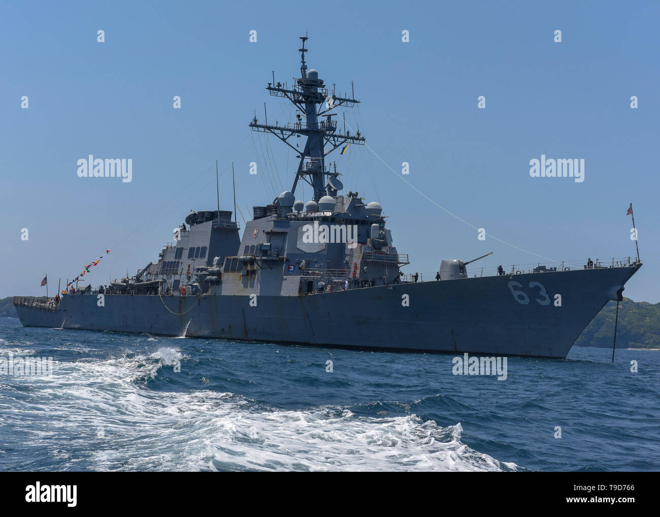 190517-N-HH215-1200 SHIMODA, le Japon (17 mai 2019) La classe Arleigh Burke destroyer lance-missiles USS Stetham (DDG 63) est ancré au large de la côte de Shimoda, au Japon, au cours de la 80e Shimoda Bateau Noir Festival. La participation de la Marine à ce festival célèbre le patrimoine de U.S. naval japonais premier partenariat établi par le commodore Matthew Perry's 1853 Visite du port. (U.S. Photo par marine Spécialiste de la communication de masse 2e classe Tyler R. Fraser) Banque D'Images