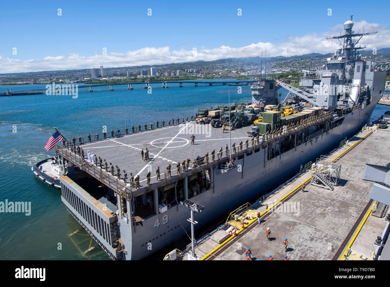 190516-N-NB544-1018 de l'OCÉAN PACIFIQUE (16 mai 2019) marins et Marines man les rails du Harpers Ferry-quai de débarquement amphibie de classe USS Harpers Ferry (LSD 49) que le navire quitte le port de perle. Marins et soldats du boxeur groupe amphibie (ARG) et 11e Marine Expeditionary Unit (MEU) sont entrepris sur l'USS Harpers Ferry sur un déploiement régulièrement prévues. (U.S. Photo par marine Spécialiste de la communication de masse 2e classe Kyle Carlstrom) Banque D'Images