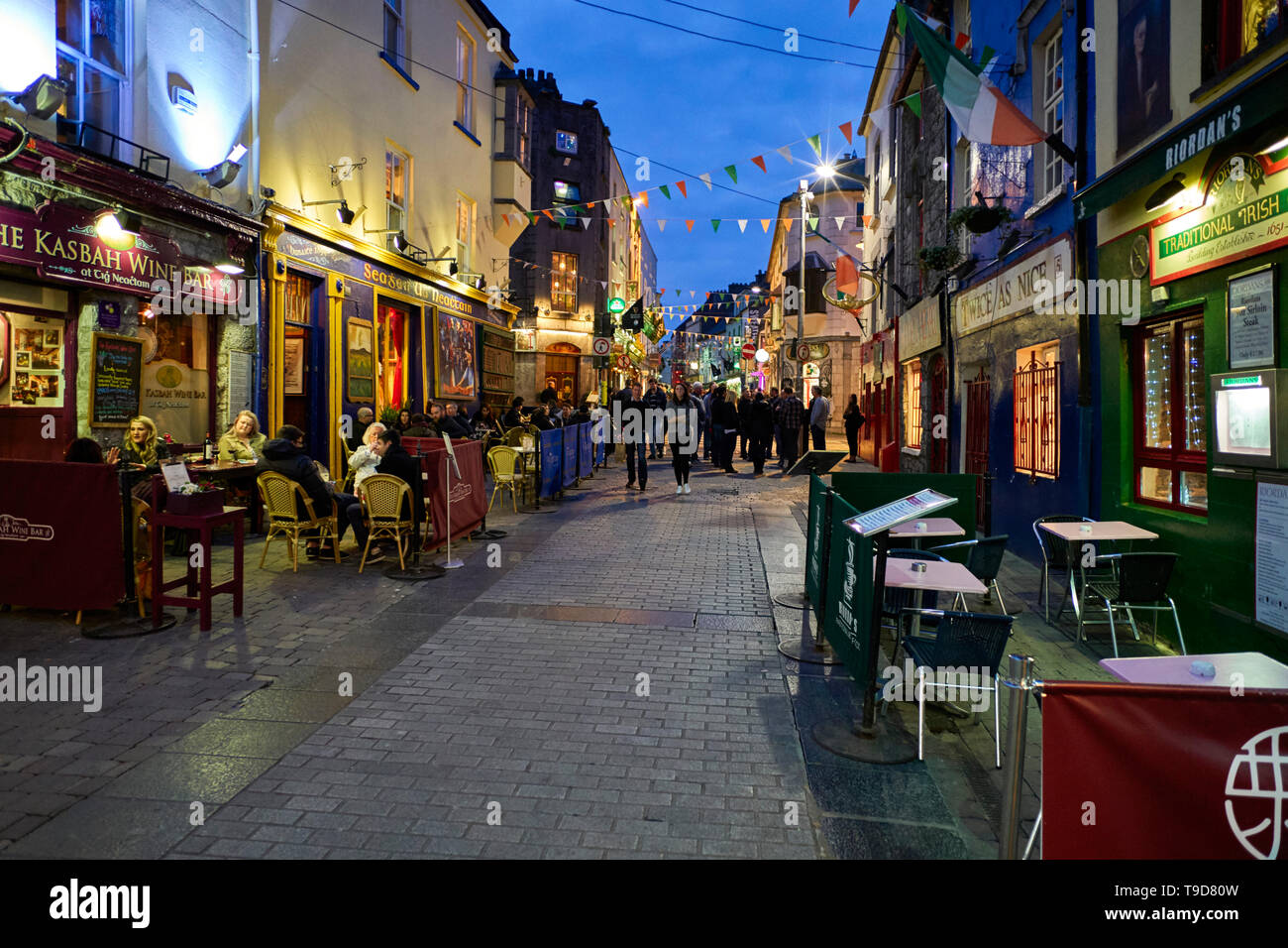 Le centre de Galway est animé la nuit avec de nombreux restaurants, bars et cafés, beaucoup dans la rue Banque D'Images