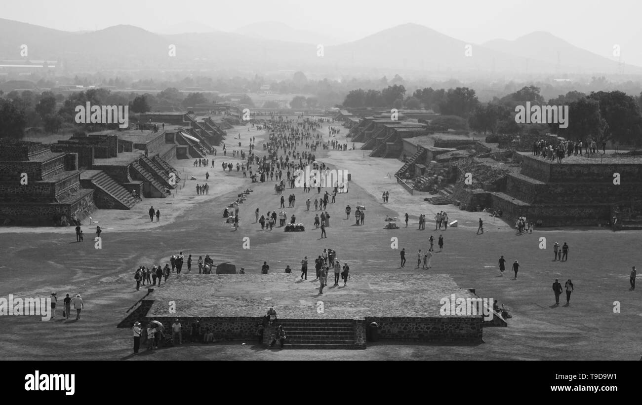 Avenue des morts en noir et blanc. Téotihuacan. Touristes. Ancienne ville. CDMX. Mexico, Mexique. Banque D'Images