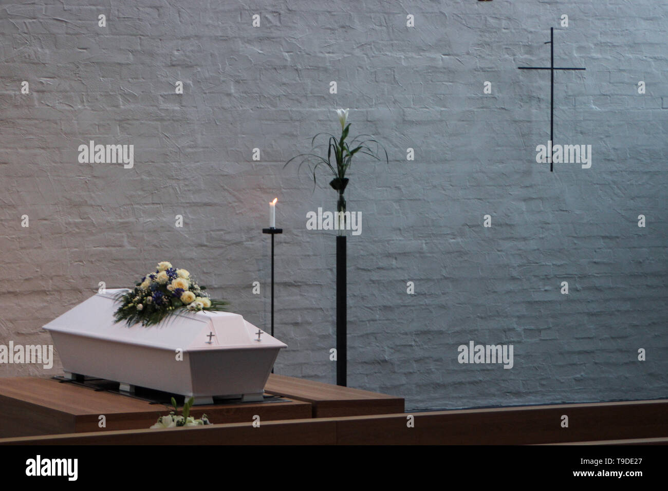 En cercueil traditionnel finlandais chapelle moderne Banque D'Images