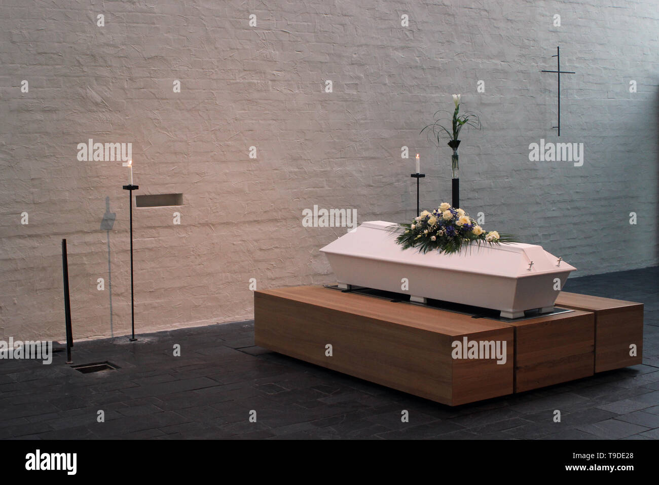En cercueil traditionnel finlandais chapelle moderne Banque D'Images