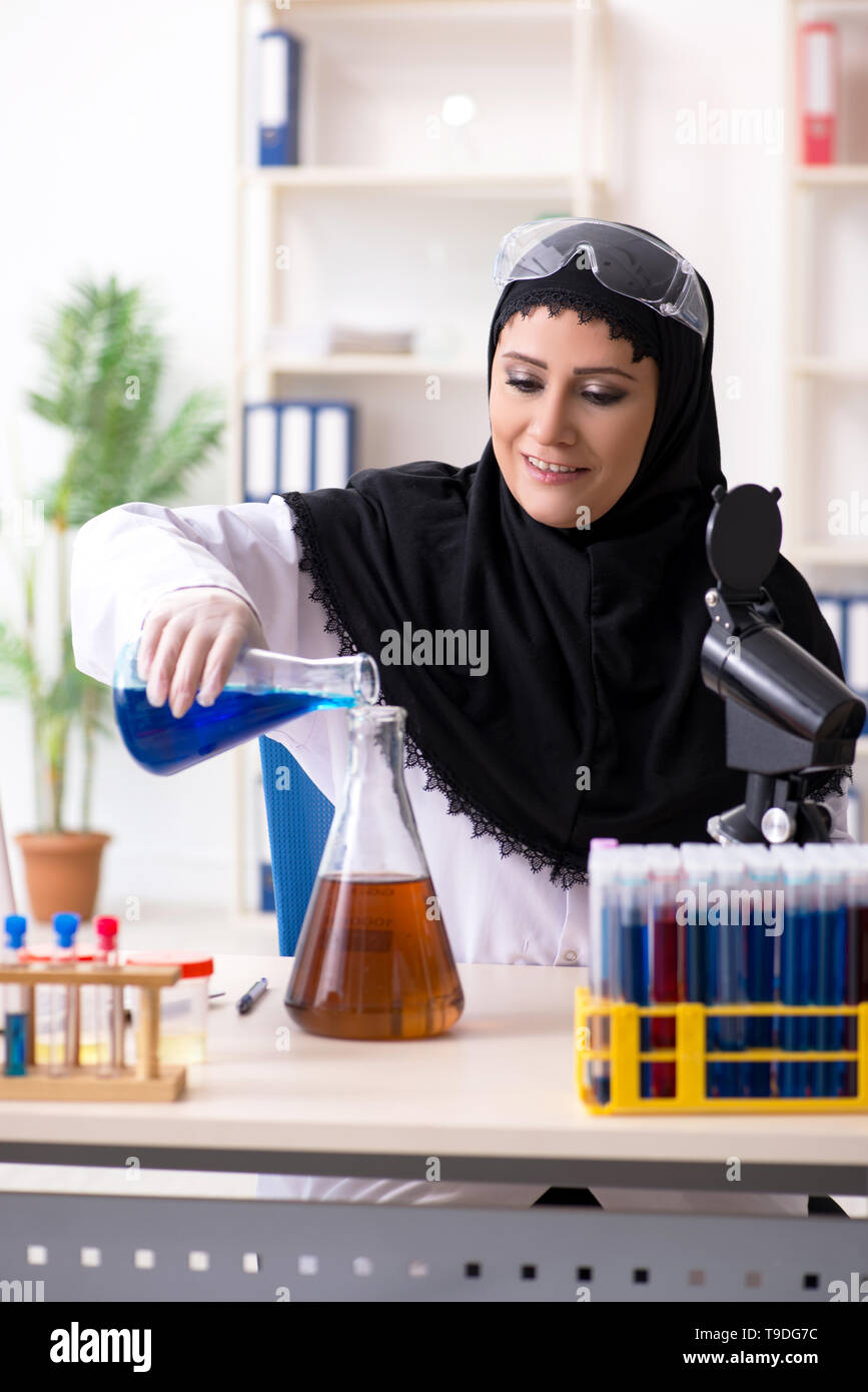 Femme en hijab chimiste dans le laboratoire Banque D'Images