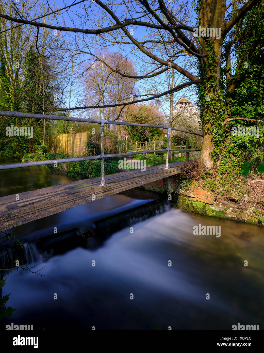 Meonstoke, UK - 1 Avril 2019 : lumière printanière sur St Andrew's Church et la rivière Meon dans Meonstoke, Hampshire, Royaume-Uni Banque D'Images