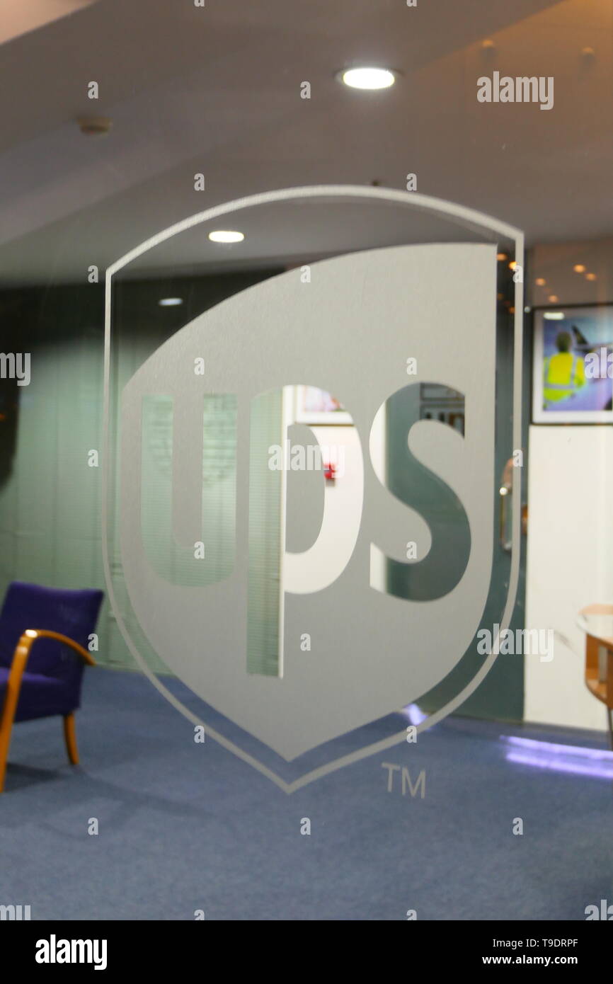 RIYADH, ARABIE SAOUDITE - le 17 décembre 2018 : Le logo de la marque de livraison UPS Banque D'Images