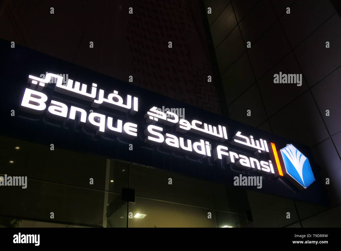 RIYADH, ARABIE SAOUDITE - le 17 décembre 2018 : Logo de la Banque Saudi Fransi (BSF) par nuit Banque D'Images