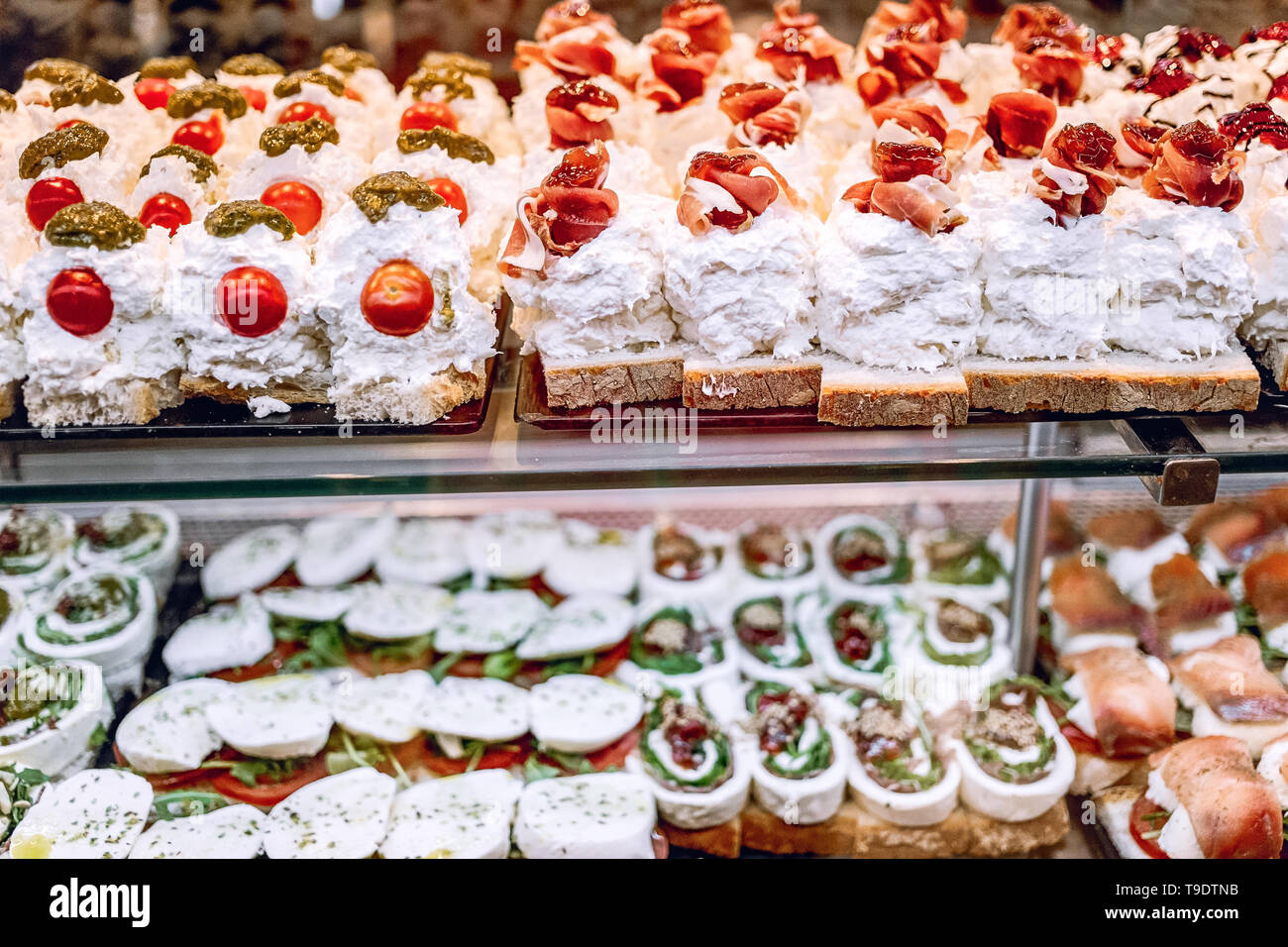 La mozzarella tapas. Set de cuisine Sandwichs Mini modèle. délicieux en-cas, collation, tapas. tapas espagnoles traditionnelles pour le déjeuner. Madrid, Espagne. Banque D'Images